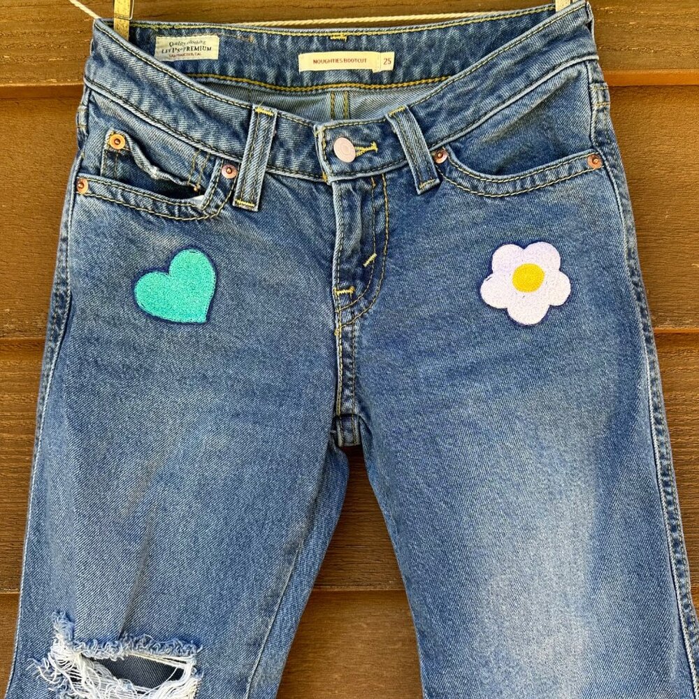 Levi's Noughtie's Bootcut Flower Hear Patches Blue Mid Rise Jeans Size 25 - Picture 2 of 11